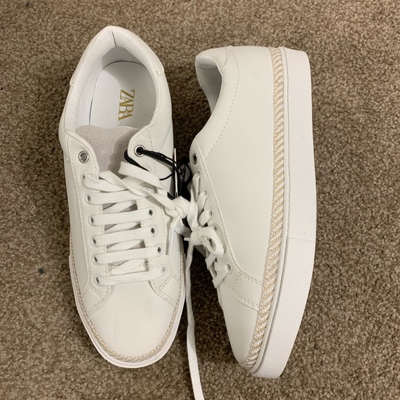 Shoe. - Picture 2 of 3